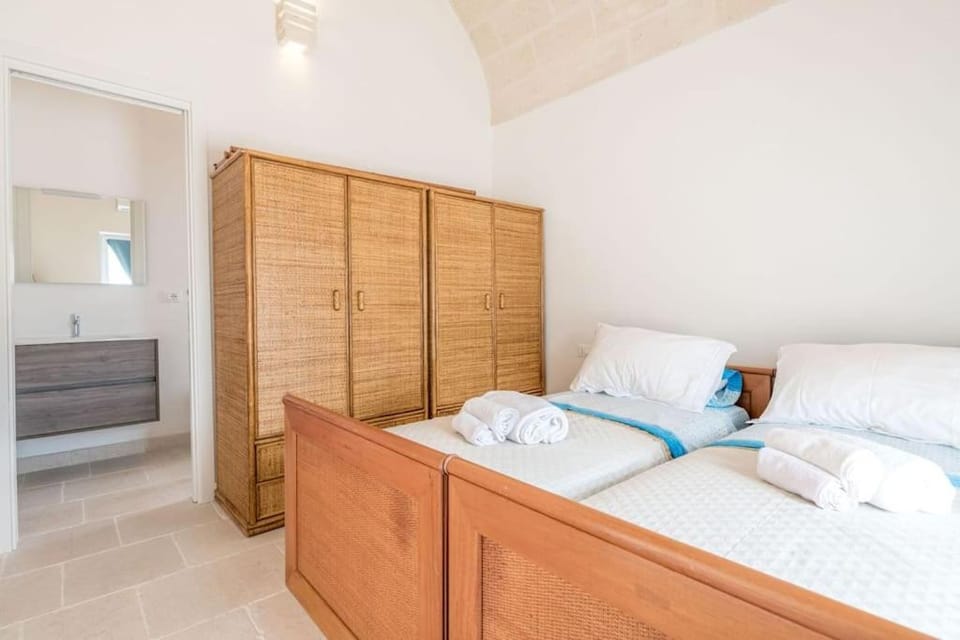 Bed, Bedroom, towels