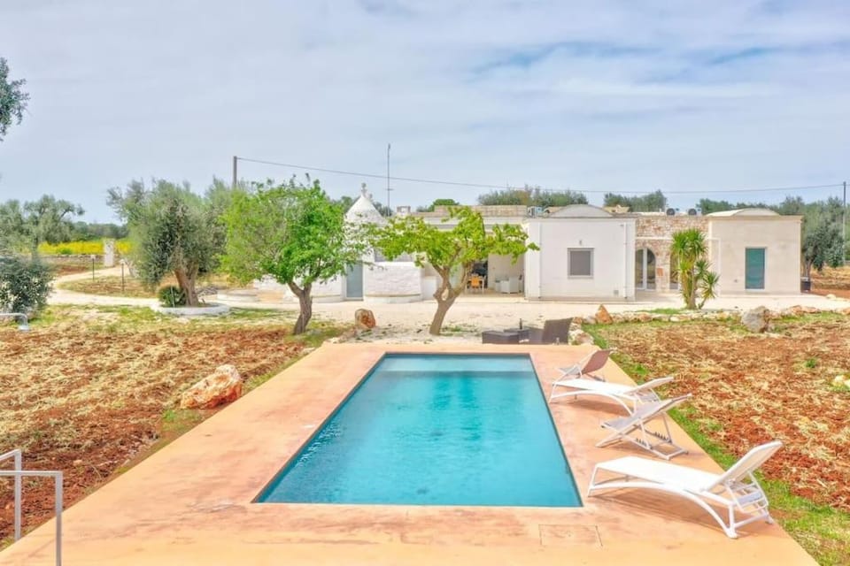 Swimming pool, sunbed