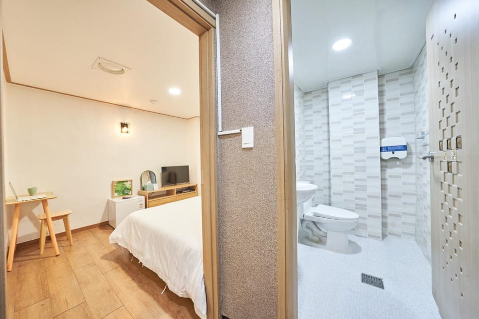 Bathroom, TV and multimedia, Photo of the whole room, Bedroom