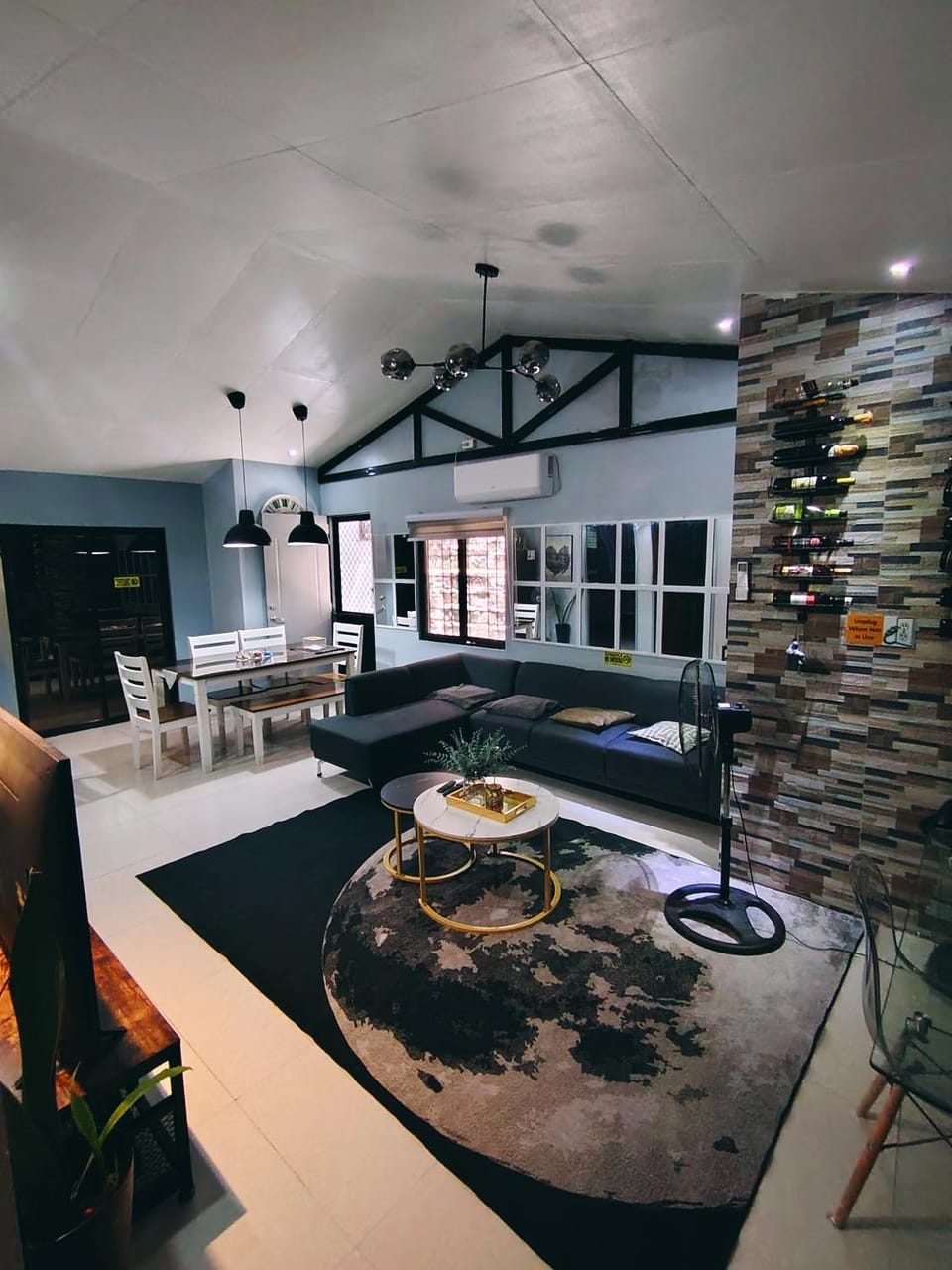 Lax Uno 2 bedroom home with Parking, Wi-Fi, NetFlix and Airconditioned Rooms and Shower Heater House in Antipolo