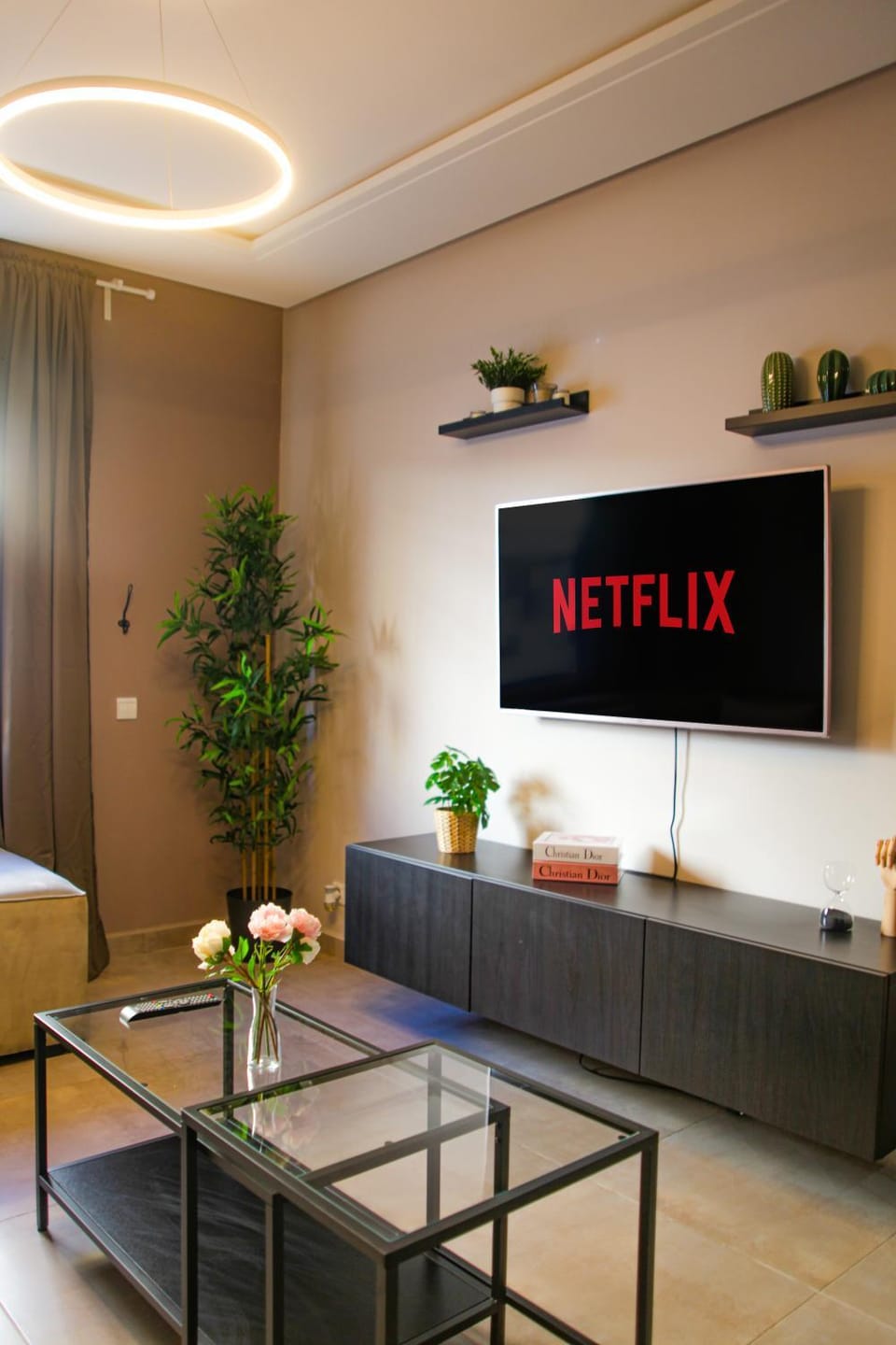 TV and multimedia, Living room, Seating area, Evening entertainment