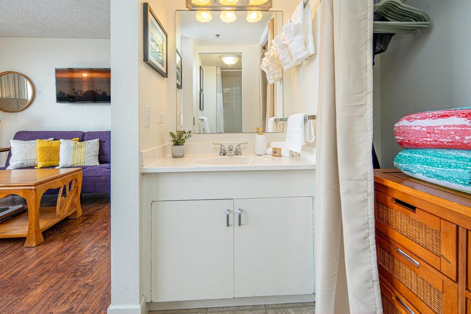 Bathroom, Photo of the whole room, towels