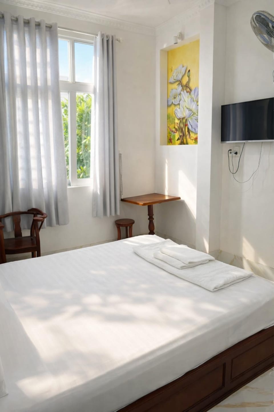 Photo of the whole room, Bedroom