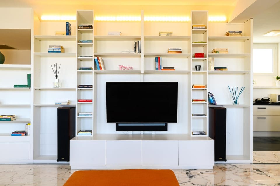 TV and multimedia, Living room, Seating area, Evening entertainment