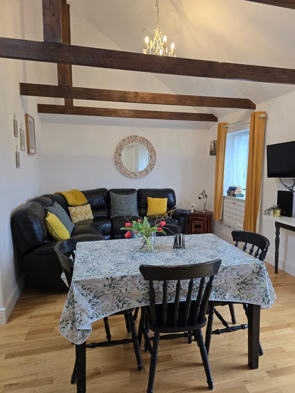 TV and multimedia, Living room, Seating area, Dining area