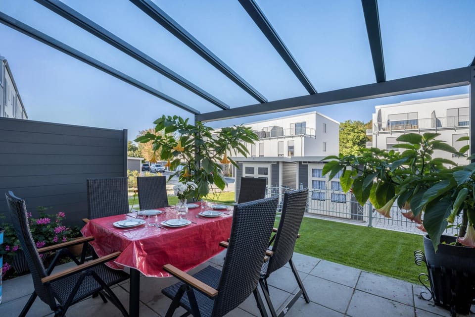 Property building, Balcony/Terrace, Living room