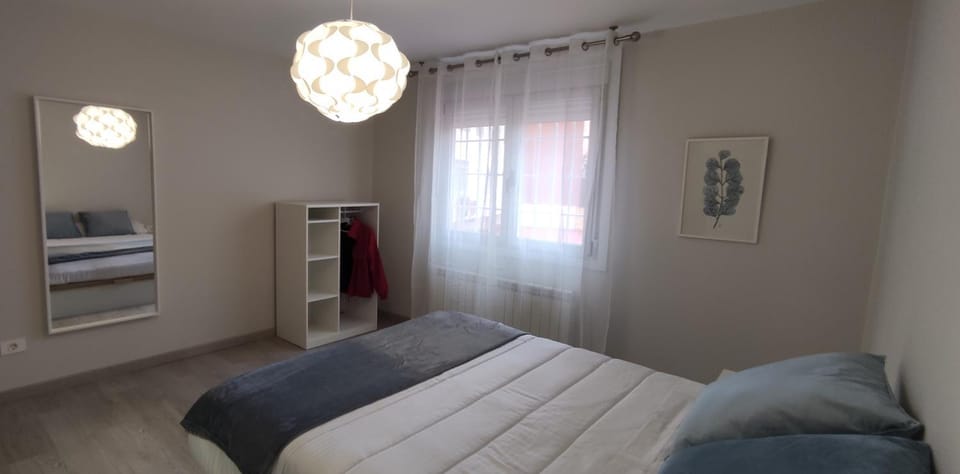 Bed, Photo of the whole room, Bedroom, internet, wardrobe