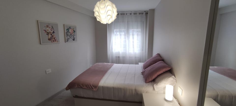 Bed, Photo of the whole room, Bedroom, internet