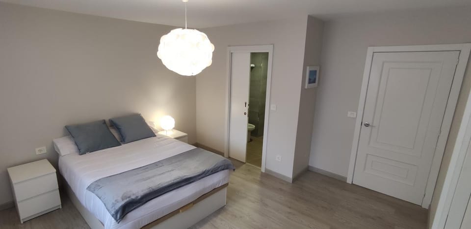 Bed, Bathroom, Photo of the whole room, Bedroom