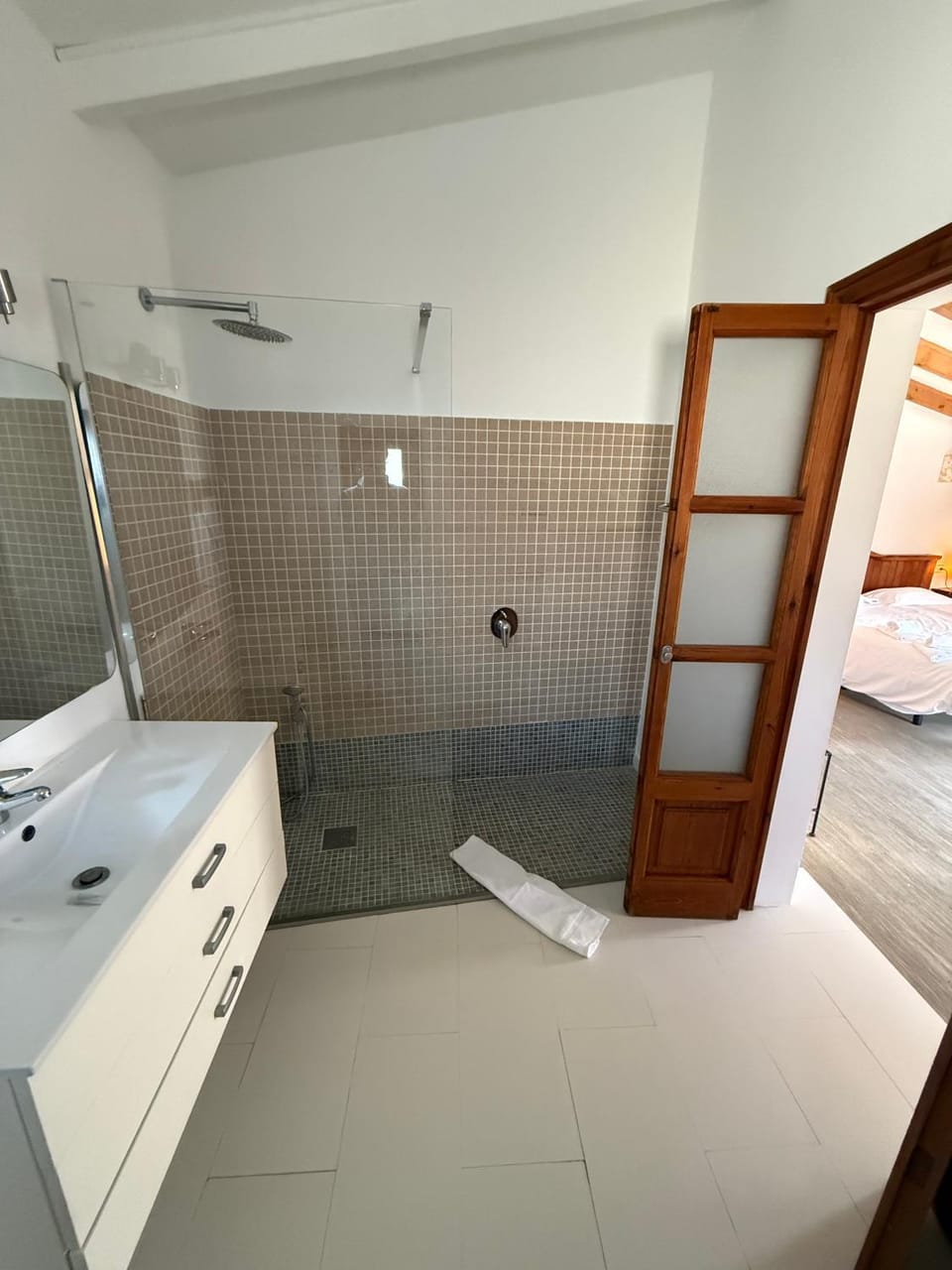 Shower, Toilet, Bathroom, towels