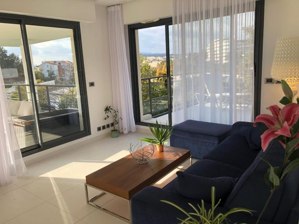 Appartement montfleury, 2 terrasses, 2 chambres , 2 sdb , pkg privé piscine, 15 min walk to Croisette beach and Palais des festivals Apartment in Cannes