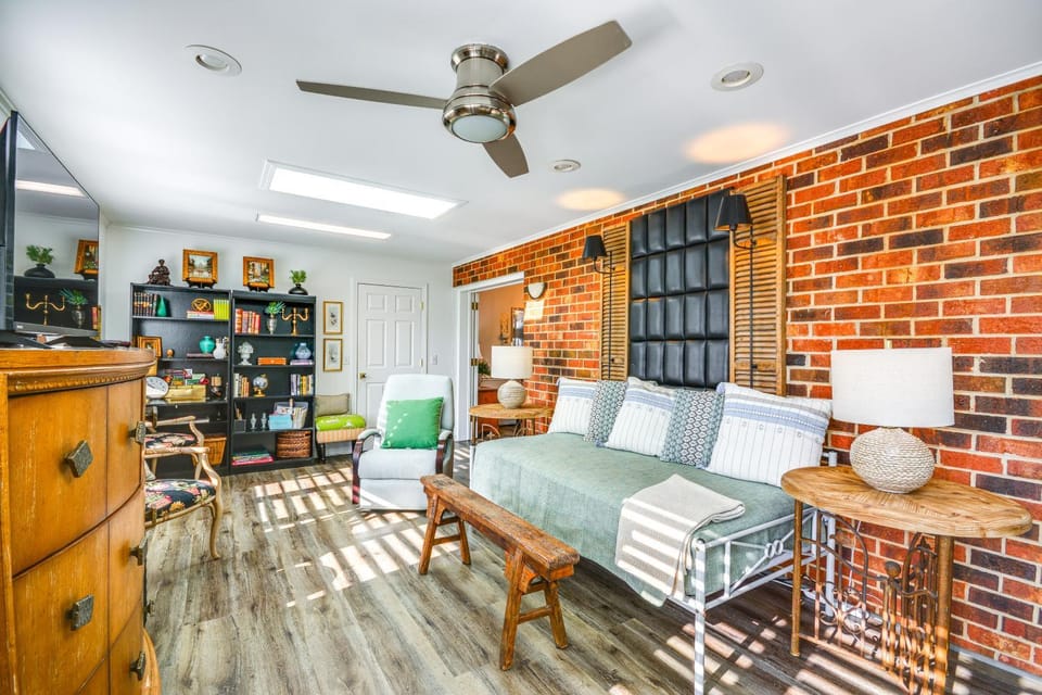 4 Mi to Dtwn: Spacious Suite in Mount Airy Apartment in Mount Airy