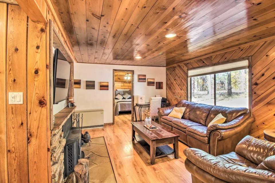 Deck & Grill: Pet-Friendly Lakeside Cabin Cabin in Pinetop-Lakeside