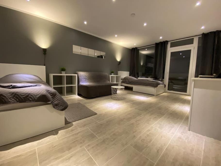 Bed, TV and multimedia, Photo of the whole room, Seating area, Bedroom, towels