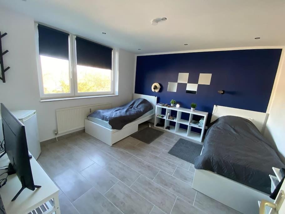 Bed, TV and multimedia, Photo of the whole room, Bedroom