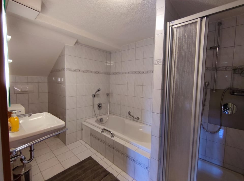 Shower, Toilet, Bathroom, Bath, towels