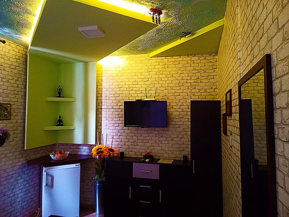 Night, TV and multimedia, Living room