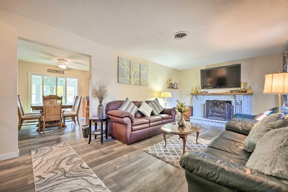 Hedge House Just 4 miles to Notre Dame! House in Granger