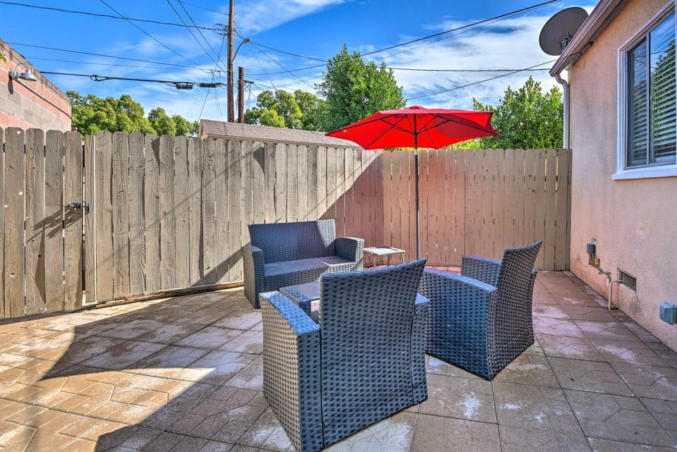 1 Mi to Dtwn Burbank: Mod Gem w/ Private Yard House in Burbank