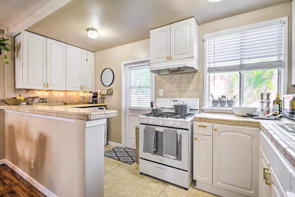 1 Mi to Dtwn Burbank: Mod Gem w/ Private Yard House in Burbank
