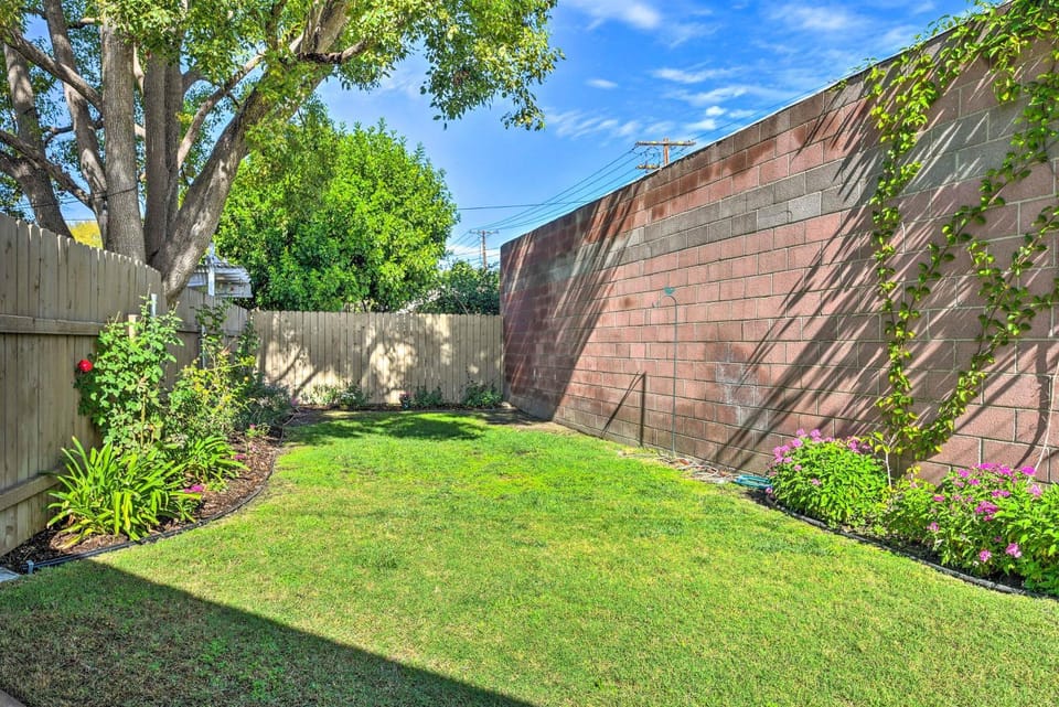 1 Mi to Dtwn Burbank: Mod Gem w/ Private Yard House in Burbank