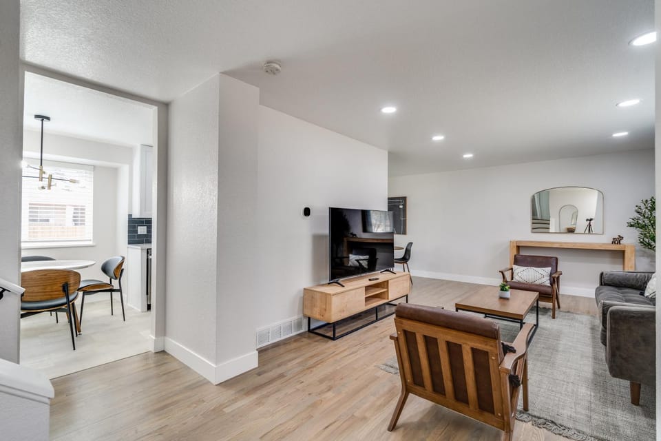 TV and multimedia, Living room, Seating area, Dining area, Evening entertainment