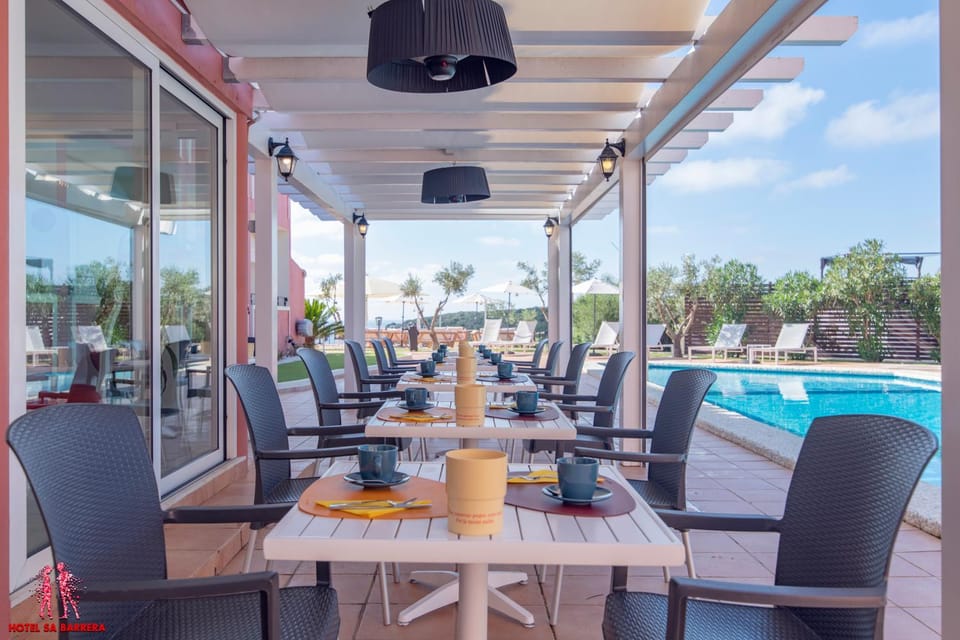 Restaurant/places to eat, Balcony/Terrace, Swimming pool