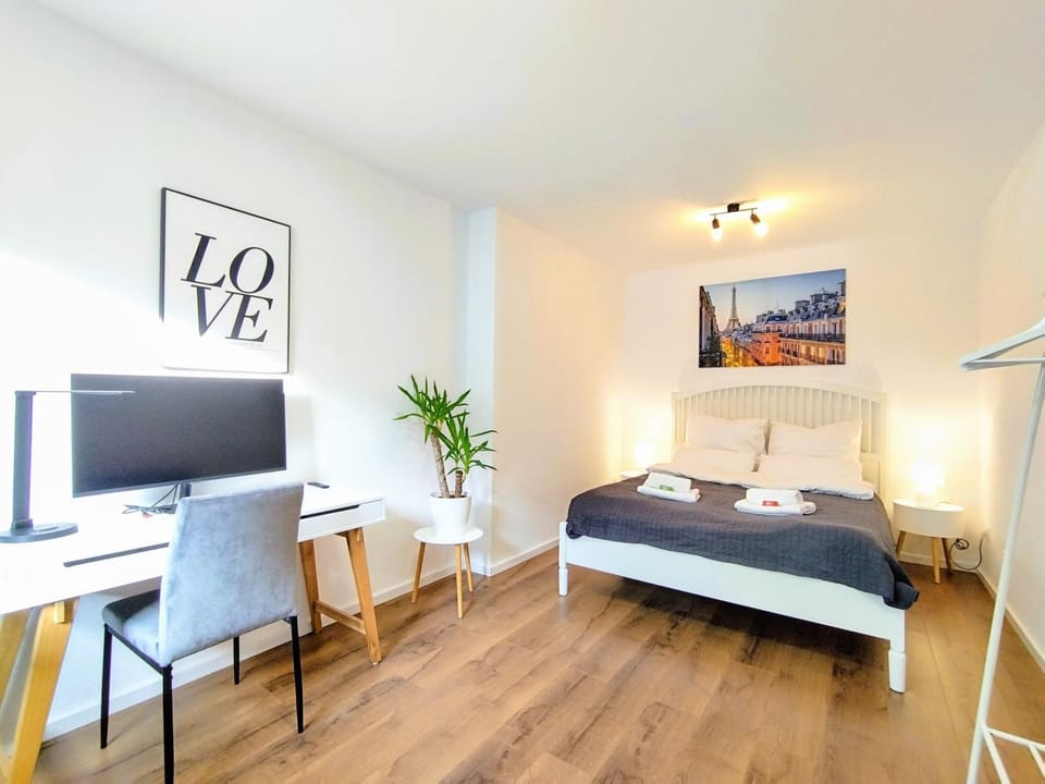 Bed, TV and multimedia, Photo of the whole room, Bedroom