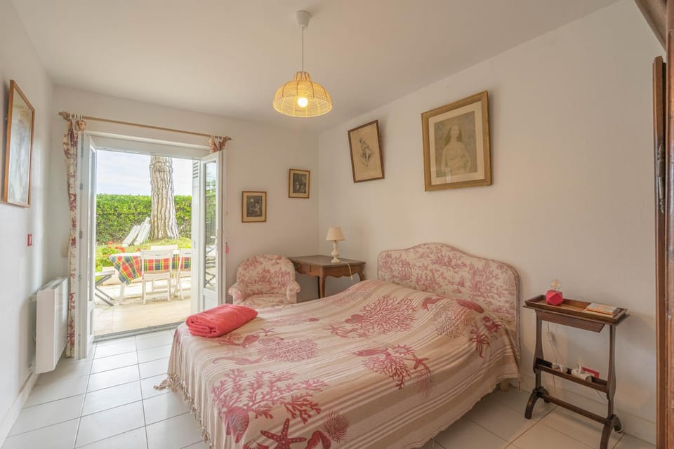 Property building, Living room, Bedroom