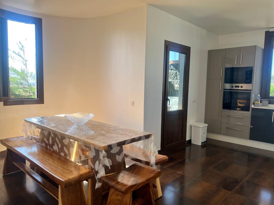 Kitchen or kitchenette, Dining area, minibar, pet friendly