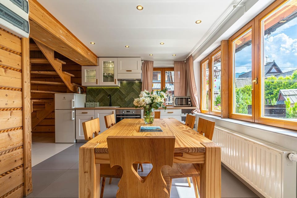 Dining area, kitchen