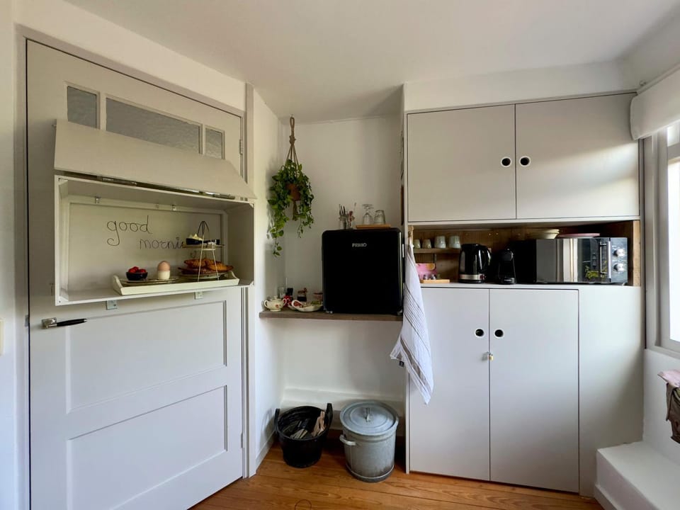 Coffee/tea facilities, oven