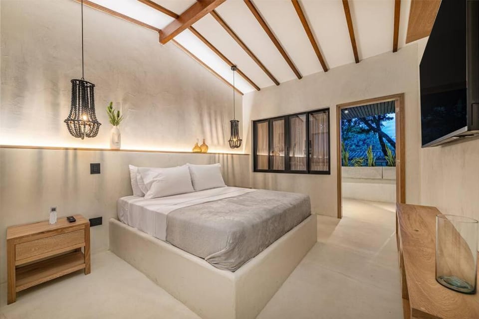 Bed, TV and multimedia, Photo of the whole room, Bedroom