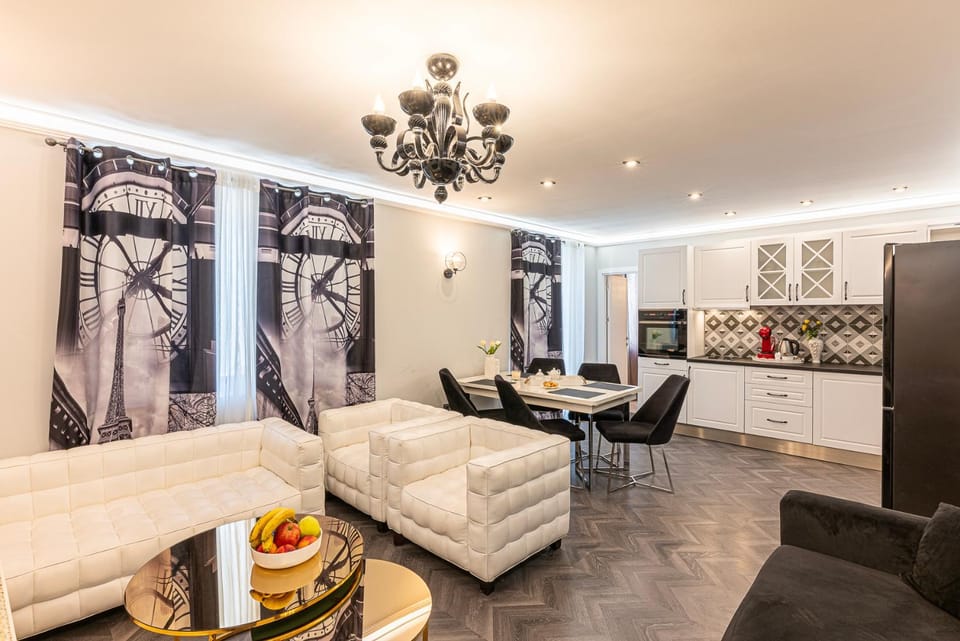 Kitchen or kitchenette, Living room, Seating area, Dining area