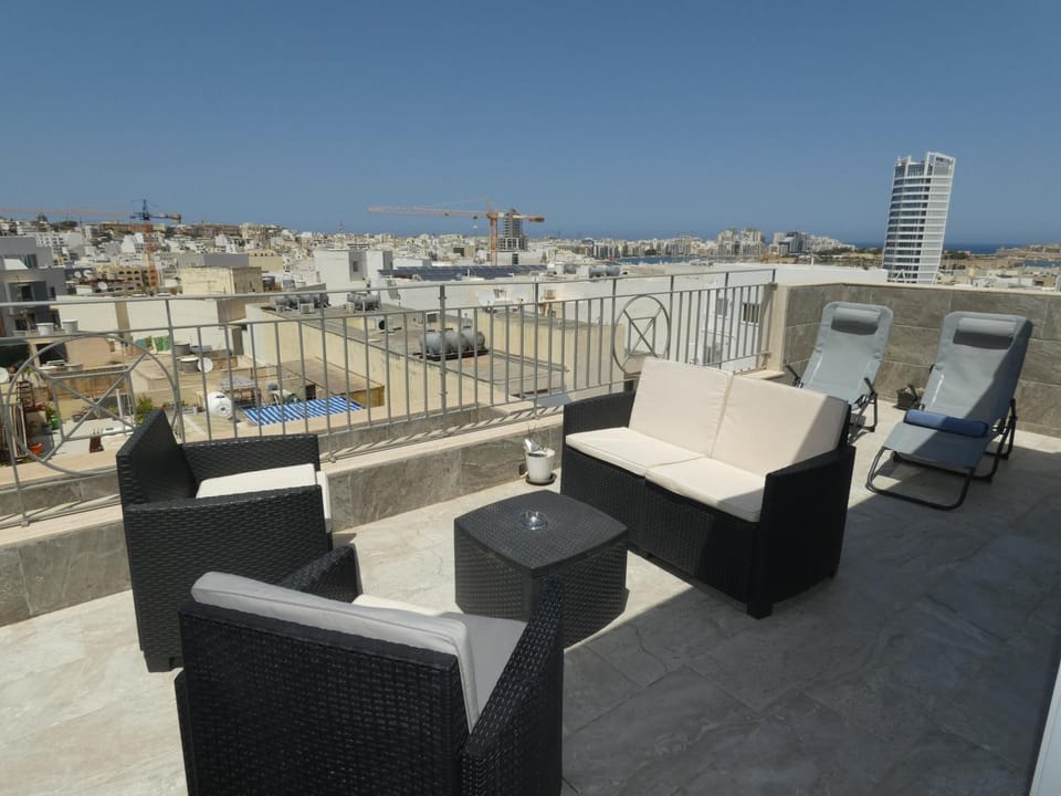 Property building, Patio, View (from property/room), Balcony/Terrace, Seating area, City view
