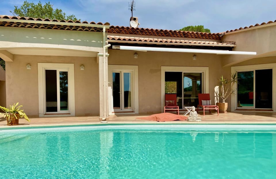 Swimming pool, sunbed