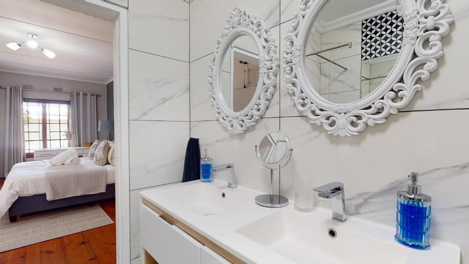 Bathroom, Bedroom, towels