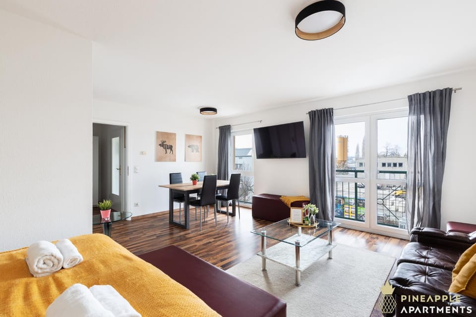 Bed, TV and multimedia, Living room, Photo of the whole room, Seating area, Dining area