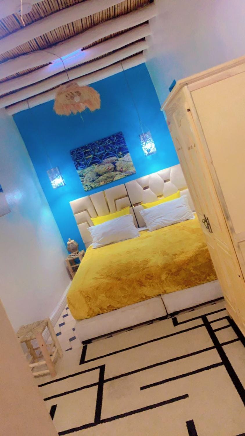 Photo of the whole room, Bedroom, wardrobe