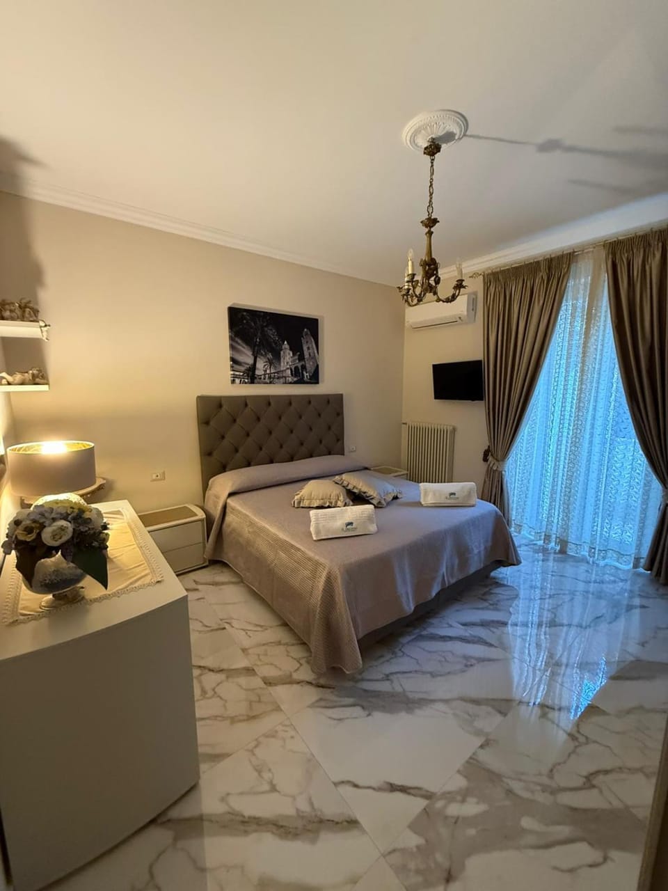 Bed, TV and multimedia, Photo of the whole room, Bedroom