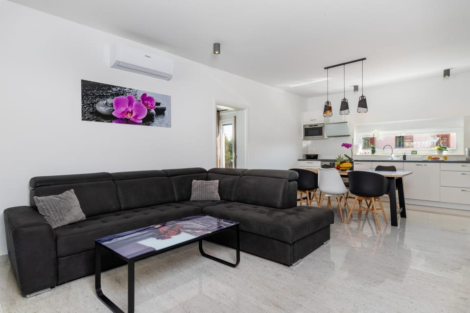 Communal lounge/ TV room, Living room, Seating area, air conditioner