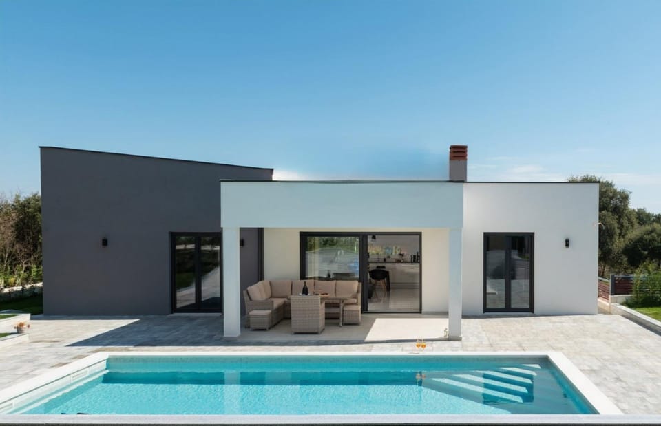 Property building, Balcony/Terrace, Swimming pool