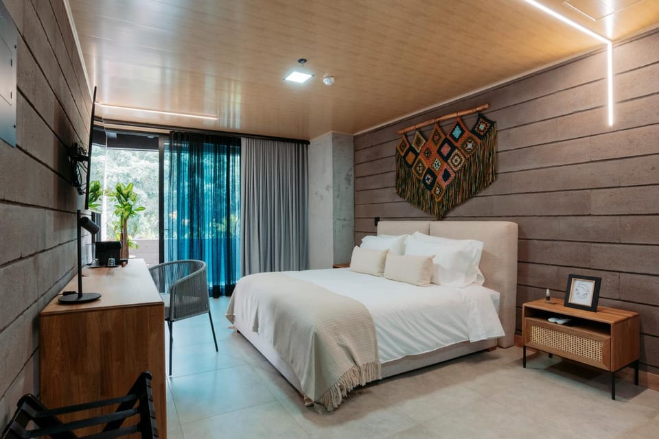 Bed, TV and multimedia, Photo of the whole room, Bedroom, Quiet street view