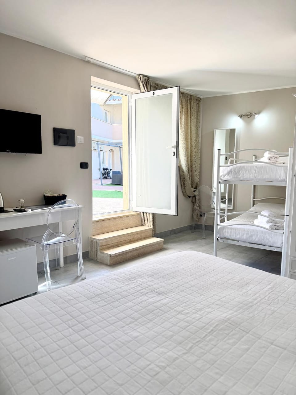 Photo of the whole room, Bedroom