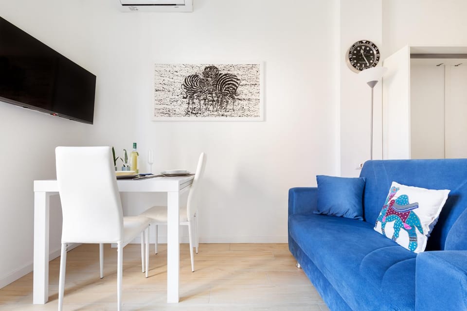 TV and multimedia, Living room, Seating area, Dining area, air conditioner