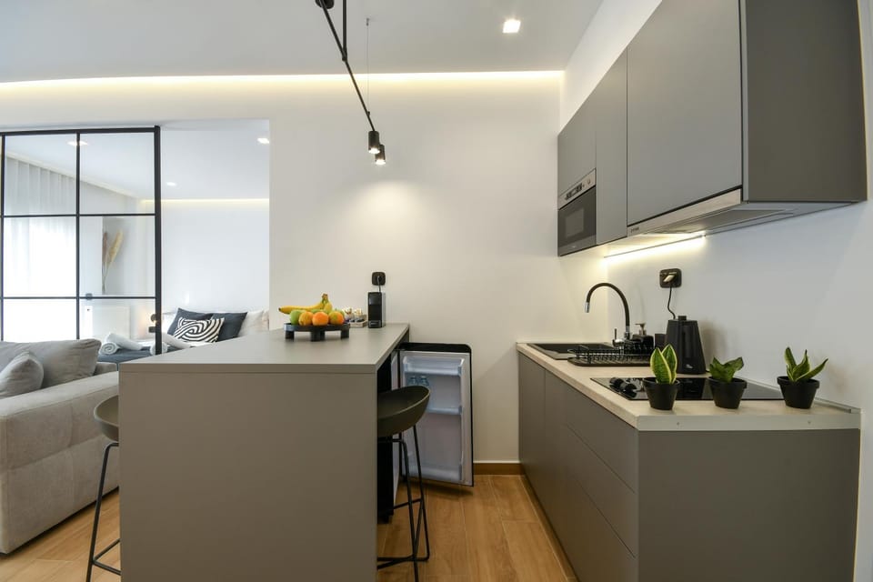 Kitchen or kitchenette, Seating area, Dining area, minibar, stove