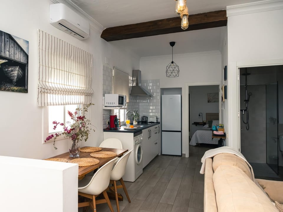 Kitchen or kitchenette, Living room, Seating area, Dining area, stove
