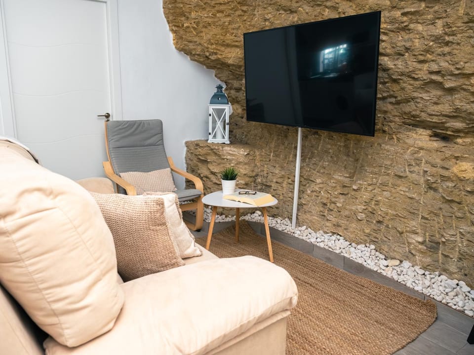 Communal lounge/ TV room, TV and multimedia, Living room, Seating area, Evening entertainment