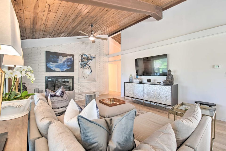 Serene Home w/ Fire Pit, Deck & Easy Access to ATL House in Smyrna