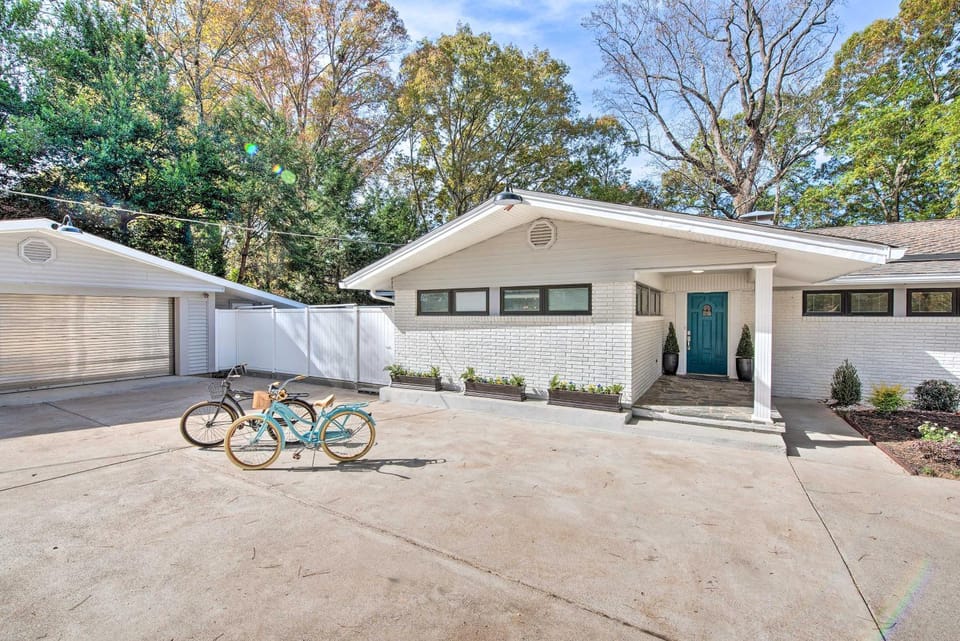 Serene Home w/ Fire Pit, Deck & Easy Access to ATL House in Smyrna